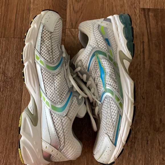 Avia size 10 athletic shoes. Wide fit. - Picture 3 of 16